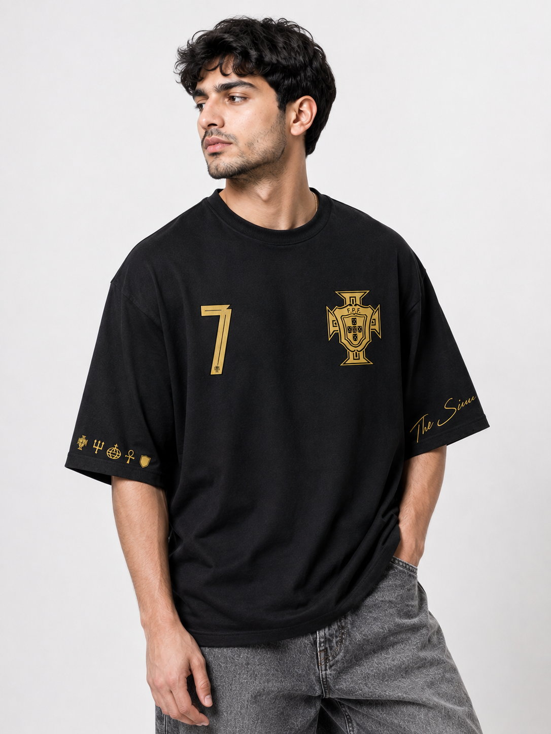 Ronaldo Legacy No. 7 Oversized T-Shirt – Black Gold Edition